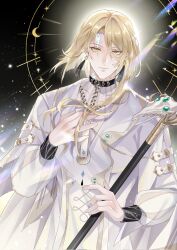  1boy black_background black_collar bob_cut cape chain chain_leash chinese_commentary closed_mouth collar crescent curtained_hair earrings expressionless gold_trim hair_between_eyes hand_on_own_chest hands_up highres holding holding_staff huey_(nu_carnival) inverted_bob jewelry leash light_particles long_sleeves looking_at_viewer loosely_tucked_bangs male_focus material_growth medium_hair nu_carnival puffy_long_sleeves puffy_sleeves refraction robe scar scar_across_eye scar_on_face scar_on_neck see-through_clothes see-through_shirt shirt single_sidelock solo staff striped_clothes striped_shirt sunburst tassel tassel_earrings upper_body white_cape white_robe white_shirt xun1948637 yellow_eyes 