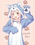  animal_costume animal_ear_fluff animal_ears animal_hands blush brown_eyes commentary_request fake_animal_ears fang gloves hair_between_eyes hand_up highres hood hood_up long_hair looking_at_viewer onesie onii-chan_wa_oshimai! open_mouth oyama_mahiro paw_gloves paw_print pink_hair seiyu_jelly simple_background wolf_costume wolf_ears wolf_hood zipper_pull_tab 