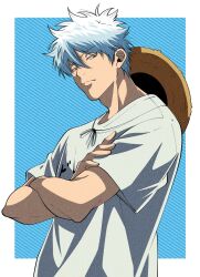  1boy alternate_costume blue_background blue_hair border closed_mouth crossed_arms diagonal-striped_background gintama hair_between_eyes hat head_tilt highres looking_at_viewer male_focus messy_hair red_eyes sakata_gintoki short_sleeves solo straw_hat striped_background upper_body white_border yubi_nui21 