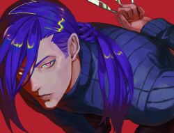 1boy arms_behind_back blue_sweater highres holding holding_knife jojo_no_kimyou_na_bouken knife long_bangs long_hair long_sleeves looking_at_viewer pink_eyes purple_hair red_background ribbed_sweater rr9pt76u5phwgqx sweater vento_aureo vinegar_doppio 
