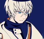  1boy arknights blue_background blue_eyes closed_mouth commentary_request executor_(arknights) hair_between_eyes haiteng jacket looking_away male_focus signature simple_background solo white_hair white_jacket 