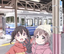  115_series 2girls beanie black_hair blush brown_hair gloves green_eyes hair_between_eyes hand_up hat highres jacket kuraue_hinata looking_at_viewer maruyo multiple_girls open_mouth short_hair short_twintails smile tareme train train_station twintails upper_body violet_eyes winter_clothes yama_no_susume yukimura_aoi 