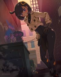  1girl absurdres alley black_bodysuit black_hair blue_eyes blush bodysuit brick_wall brown_jacket city commentary_request crossed_ankles dark-skinned_female dark_skin emma_(pokemon) espurr graffiti grin hair_ornament hand_on_own_hip highres hsin jacket leaning_forward long_sleeves looking_at_viewer outdoors pokemon pokemon_(creature) pokemon_legends:_z-a power_lines short_hair skin_tight smile standing steam trash_can trubbish twitter_username violet_eyes 