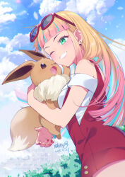  1girl absurdres blonde_hair blunt_bangs clouds commentary_request dated day earrings eevee eyelashes green_eyes grin happy highres holding holding_pokemon jewelry long_hair mochiko_tsuru off_shoulder one_eye_closed outdoors overalls pokemon pokemon_(anime) pokemon_(creature) pokemon_the_movie:_the_power_of_us red_overalls risa_(pokemon) shirt signature sky smile teeth watermark white_shirt 
