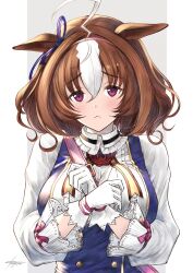  1girl :< ahoge animal_ears between_breasts breasts brown_hair commentary_request gloves horse_ears horse_girl large_breasts long_sleeves looking_at_viewer medium_hair meisho_doto_(turbulent_blue)_(umamusume) meisho_doto_(umamusume) mugen_kageno multicolored_hair ringed_eyes signature solo strap_between_breasts two-tone_hair umamusume upper_body violet_eyes white_gloves white_hair 