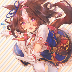  1girl ahoge animal_ears bag between_breasts breasts brown_hair commentary_request ear_ribbon flying_sweatdrops gloves hair_between_eyes hairband highres horse_ears horse_girl horse_tail long_sleeves looking_at_viewer medium_hair meisho_doto_(turbulent_blue)_(umamusume) meisho_doto_(umamusume) multicolored_hair open_mouth pink_hairband running shoulder_bag simple_background smile solo strap_between_breasts striped_background tail tukune two-tone_hair umamusume violet_eyes white_gloves white_hair 