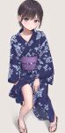  1girl akipeko barefoot black_hair blue_kimono blunt_bangs geta grey_background highres japanese_clothes kimono looking_at_viewer original thighs violet_eyes yukata 