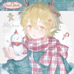 1boy absurdres ahoge alternate_costume androgynous animal_ears antlers aotu_world apple_hair_ornament bishounen blonde_hair blue_eyes blush capelet chinese_commentary christmas deer_antlers deer_boy deer_ears english_text food-themed_hair_ornament fur-trimmed_capelet fur_trim gingerbread_cookie green_capelet green_sweater hair_between_eyes hair_ornament hairclip hat highres holding holding_snowman horns kemonomimi_mode king_(aotu_world) long_sleeves looking_at_viewer male_focus merry_christmas open_mouth pale_skin plaid_clothes plaid_scarf plutoray pointy_ears red_scarf reindeer_antlers santa_hat scarf short_hair smile snowman solo sweater upper_body watermark watermark_grid winter_clothes 