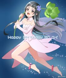  1girl :d artist_name barefoot black_eyes black_hair blue_background blunt_bangs blunt_ends child clover collar commentary_request detached_collar detached_sleeves dress fairy flower flying four-leaf_clover full_body hair_flower hair_ornament hands_up happy_birthday highres holding holding_clover light_particles long_hair long_sidelocks medium_dress mini_person minigirl neck_flower open_mouth pink_dress pink_sleeves pink_wings pointy_ears purple_flower sidelocks sleeveless sleeveless_dress sleeves_past_wrists smile solo strapless strapless_dress sword_art_online translation_request transparent_wings tu_tora2 twitter_username white_collar wing_collar wings yui_(sao) 