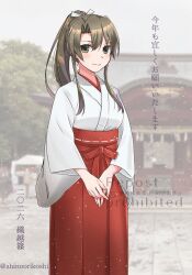  1girl 2026 commentary_request green_eyes grey_hair hakama highres japanese_clothes kantai_collection kimono long_hair looking_at_viewer miko new_year orikoshi_shino photo_background ponytail red_hakama solo translation_request watermark white_kimono zuikaku_(kancolle) 