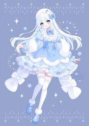  1girl blue_background blue_bow blue_bowtie blue_dress blue_eyes blue_nails blue_shoes blush bow bowtie closed_mouth commentary_request dress fingernails footwear_bow fur-trimmed_dress fur-trimmed_shoes fur_trim hat highres long_hair long_sleeves looking_at_viewer nail_polish original shoes smile solo stardrop thigh-highs thigh_strap twitter_username very_long_hair watermark white_hair white_hat white_thighhighs 