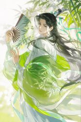  1boy al_(ahr) backlighting bamboo bamboo_forest bamboo_print beads bindi black_hair blue_gem chinese_clothes cowboy_shot curtained_hair dappled_sunlight eyelashes floating_clothes floating_hair forest from_behind gem green_shawl half-closed_eyes half_updo hand_fan hands_up hanfu highres holding holding_fan light_particles long_hair long_sleeves looking_at_viewer looking_back male_focus nature parted_bangs parted_lips puffy_long_sleeves puffy_sleeves renzha_fanpai_zijiu_xitong ribboned_xiao_guan robe shawl shen_qingqiu solo sunlight very_long_hair white_robe 
