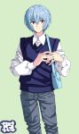  1girl ayanami_rei bag blue_bag blue_hair blue_vest commentary green_background grey_pants hair_between_eyes hands_up highres looking_at_viewer neon_genesis_evangelion pants red_eyes shirt short_hair shoulder_bag signature simple_background smile solo standing vest white_shirt yamayoshi 
