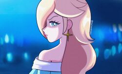  1girl blonde_hair blue_dress blue_eyes blurry blurry_background closed_mouth commentary_request dress earrings eyelashes highres jewelry long_hair looking_at_viewer marywutoons off-shoulder_dress off_shoulder rosalina solo spanish_commentary star_(symbol) star_earrings super_mario_bros. the_super_mario_galaxy_movie twitter_username upper_body 