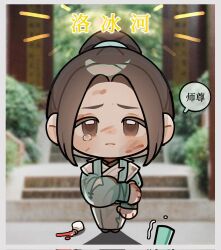  1boy backlighting brown_eyes brown_hair bruise bruise_on_face bush chibi chibi_only chinese_clothes chinese_text closed_mouth curtained_hair day dirty dirty_clothes dirty_face green_hanfu hand_on_own_arm hanfu hashtag-only_commentary high_ponytail highres injury long_sleeves looking_at_viewer luo_binghe male_focus motion_lines out_of_frame outdoors photo_background ponytail pursed_lips raised_eyebrows renzha_fanpai_zijiu_xitong scene_reference shade shadow shen_qingqiu solo_focus speech_bubble spill stairs standing stone_stairs tearing_up torn_hanfu trembling zorenbigmalo 