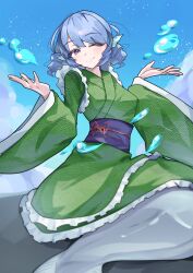  1girl arms_up blue_eyes blue_hair blue_sash blush commentary_request fins fish_tail full_body green_kimono highres japanese_clothes kimono long_sleeves looking_at_viewer mermaid monster_girl obi on_rock one_eye_closed outdoors sash short_hair sitting smile solo splashing suzukiairi0001 tail touhou wakasagihime wide_sleeves 