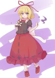  2girls :o absurdres black_shirt blonde_hair blue_eyes bobby_socks bow bowtie commentary frilled_sailor_collar frills full_body hair_ribbon highres holding holding_mini_person looking_at_viewer medicine_melancholy mini_person multiple_girls nora_koutya red_bow red_bowtie red_ribbon red_shoes red_skirt ribbon sailor_collar scribble_background shirt shoes short_hair short_sleeves skirt socks su-san touhou white_sailor_collar white_socks 