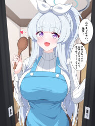  1girl apron blue_apron blue_archive breasts commentary_request halo heart highres large_breasts long_hair looking_at_viewer mayuto_illust mechanical_halo noa_(blue_archive) ponytail shirt smile solo spoon very_long_hair violet_eyes white_hair white_halo white_shirt 