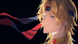  1boy black_background blonde_hair blue_eyes blue_headband chinese_commentary closed_mouth curtained_hair fengtu_ad frown gem gold_choker headband highres lars_rorschach lars_rorschach_(book_of_tales) looking_ahead lovebrush_chronicles male_focus medium_hair parted_bangs portrait profile red_gem red_headband simple_background solo two-tone_headband 