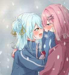 2girls amaori_renako ashigaya_high_school_uniform blue_hair blue_jacket blush collared_shirt commentary eye_contact fang hair_bun hand_on_another's_back hands_on_another's_face highres hood hoodie jacket koyanagi_kaho looking_at_another medium_hair multiple_girls nuooooodoomo open_mouth outdoors pink_hair pink_hoodie school_uniform shirt single_side_bun skin_fang smile snowing track_jacket watashi_ga_koibito_ni_nareru_wake_naijan_murimuri! white_shirt yellow_eyes yuri 