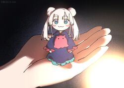  1girl 1other :3 absurdres black_background blue_eyes blush_stickers cho_kaguya-hime! closed_mouth commentary double_bun hair_bun highres holding holding_mini_person in_palm japanese_clothes kimono looking_at_viewer mini_person minigirl purple_kimono runami_yachiyo smile solo_focus thick_eyebrows twintails white_hair xiaoju_xiaojie 
