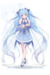  1girl aqua_eyes aqua_hair bare_shoulders blue_bow blue_dress blue_gloves blue_shoes bow closed_mouth collarbone commentary_request dress fingerless_gloves frilled_thigh_strap full_body gloves hair_bow hatsune_miku highres holding holding_wand long_hair miden_(setoharu_kano) official_alternate_costume official_alternate_hairstyle shoes simple_background smile solo thigh_strap twintails very_long_hair vocaloid wand white_background wide_sleeves yuki_miku yuki_miku_(2017) 