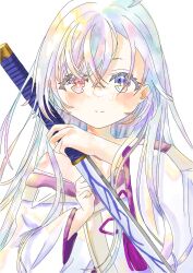  1girl blue_eyes commentary_request grey_hair heterochromia highres hitsuki_(ruon) holding holding_sword holding_weapon japanese_clothes katana kimono long_hair murasaki_(reverseblue) purple_trim red_eyes reverseblue_x_re-birthend solo sword weapon white_kimono 