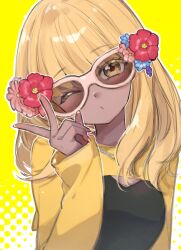  1girl ;) absurdres blonde_hair commentary final_fantasy final_fantasy_xiv flower hand_up hibiscus highres honey_b._lovely hyur kanori looking_at_viewer medium_hair one_eye_closed outline simple_background smile solo sunglasses untranslatable_commentary upper_body v white_outline yellow_background yellow_eyes 