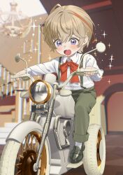  1boy absurdres aged_down alternate_costume blonde_hair blue_eyes blush bow full_body fura_kanato green_pants hair_between_eyes hanazawa_ma highres indoors long_sleeves male_focus motor_vehicle motorcycle multicolored_hair nijisanji on_motorcycle open_mouth pants red_bow shirt shirt_tucked_in short_hair smile streaked_hair suspender_pants virtual_youtuber white_shirt 
