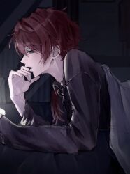  1boy alternate_costume black_shirt blanket commentary from_side hair_between_eyes highres indoors lauren_iroas long_hair long_sleeves looking_at_phone nijisanji phone ponytail red_hair shirt side_ponytail solo todose under_covers untranslatable_commentary upper_body virtual_youtuber 
