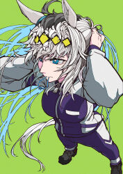  1girl ahoge animal_ears black_shoes blue_eyes blue_jacket blue_pants closed_mouth commentary diamond_hairband green_background grey_hair hair_ornament hair_tie_in_mouth hands_in_own_hair highres horse_ears horse_girl horse_tail jacket jose_(joseeidossei) kasamatsu_tracen_training_uniform long_hair long_sleeves mouth_hold oguri_cap_(umamusume) pants shoes simple_background solo standing tail track_jacket track_pants tying_hair umamusume umamusume:_cinderella_gray 