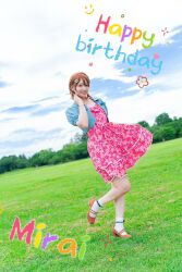  1girl blue_jacket blurry blurry_background brown_hair brown_shoes character_name cosplay cosplay_photo cropped_jacket day dress floral_print floral_print_dress flower_symbol full_body grass grin hair_ornament hairclip hand_up happy_birthday heart heart_print high_heels highres holding_own_skirt idolmaster idolmaster_million_live! idolmaster_million_live!_theater_days jacket kasuga_mirai kasuga_mirai_(cosplay) leg_up looking_at_viewer outdoors photo_(medium) pink_dress print_dress real_life shoes short_hair short_sleeves smile smiley_face socks solo standing standing_on_one_leg teeth voice_actor voice_actor_connection white_socks yamazaki_haruka 
