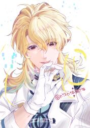  1boy blonde_hair commentary_request gloves hair_between_eyes highres holding looking_at_viewer luuk_herssen_(wuthering_waves) male_focus multicolored_hair red_eyes ritanozatta smile solo streaked_hair twitter_username upper_body white_background white_gloves wuthering_waves 