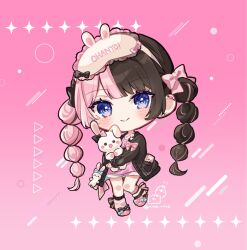  1girl black_hair blue_eyes bow braid chibi commentary_request full_body jacket long_hair multicolored_hair pink_hair pink_shorts rino_cnc shorts sleep_mask smile solo split-color_hair standing standing_on_one_leg stuffed_toy tachibana_hinano two-tone_hair virtual_youtuber vspo! 