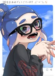  1girl black-framed_eyewear black_sweater blush commentary_request fangs glasses grey_eyes highres looking_up mizututigi octoling octoling_girl octoling_player_character open_mouth ponytail print_sweater smile solo splatoon_(series) standing sweater tentacle_hair thick_eyebrows translation_request upper_body 