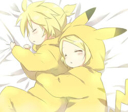  1boy 1girl bad_id bad_pixiv_id closed_eyes cosplay hood hoodie hug hug_from_behind kagamine_len kagamine_rin maruki_(punchiki) on_bed onesie pikachu pikachu_(cosplay) pokemon siblings simple_background sleeping twins vocaloid yellow_hood 