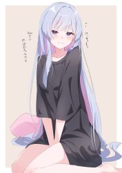  1girl absurdres between_legs black_shirt blue_eyes blush border brown_background cho_kaguya-hime! commentary_request hand_between_own_legs highres long_sleeves looking_at_viewer multicolored_hair oversized_clothes oversized_shirt pandoa_(mikage0495) pink_hair runami_yachiyo shirt sitting smile solo t-shirt thighs two-tone_hair v_arms wariza white_border white_hair 