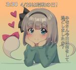 1980s_(style) 1girl black_hairband black_ribbon blue_eyes blunt_bangs blush bob_cut bow closed_mouth elbows_on_table gradient_background green_background green_sweater grey_hair hair_ribbon hairband hands_on_own_cheeks hands_on_own_face heart konpaku_youmu konpaku_youmu_(ghost) long_sleeves looking_at_viewer medium_hair orange_background pink_bow retro_artstyle ribbon simple_background smile solo sweater touhou translation_request youmu-kun 