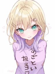  1girl blonde_hair blush breasts closed_mouth clothes_writing collarbone colored_inner_hair commentary_request cosplay ear_piercing green_eyes hair_intakes hair_ornament hairclip heart highres kurumi_noah large_breasts looking_at_viewer medium_hair multicolored_hair piercing pink_hair pink_shirt shirt short_sleeves signature simple_background smile solo tachibana_hinano tachibana_hinano_(5th_costume) tachibana_hinano_(cosplay) tama_3355 teddy_bear_hair_ornament two-tone_hair virtual_youtuber vspo! white_background 