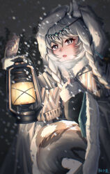  1girl absurdres animal_ear_fluff animal_ears arknights blush braid braided_sidelocks bright_pupils cape commentary_request fur-trimmed_cape fur_trim grey_cape grey_eyes hand_up highres holding holding_lantern hood hood_up hooded_cape lantern long_hair looking_at_viewer night open_mouth orangeizumi outdoors pramanix_(arknights) sidelocks signature snow_leopard_ears snow_leopard_girl snow_leopard_tail snowing solo tail tiara upper_body white_hair white_pupils 