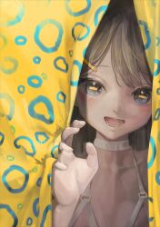  1girl absurdres blue_eyes brown_hair choker commentary curtains hair_ornament hairclip highres horizontal_pupils looking_at_viewer lower_teeth_only meiyan_(boyimachao) open_mouth original print_curtains solo strap teeth white_choker yellow_pupils 