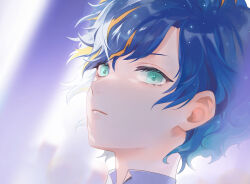  1boy astel_leda bishounen blonde_streaks blue_hair blurry blurry_background close-up closed_mouth commentary expressionless from_side green_eyes holostars isal_(lasi) looking_at_viewer male_focus multicolored_hair portrait shirt short_hair sideways_glance solo starry_hair streaked_hair swept_bangs virtual_youtuber white_shirt 