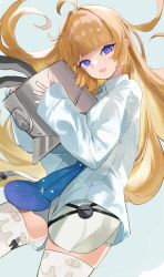  1girl :d absurdres ahoge blonde_hair blue_background chankuro commentary grey_hat hat highres holding holding_unworn_clothes holding_unworn_hat long_hair long_sleeves looking_at_viewer no_gloves norma_hollowell open_mouth simple_background smile solo thigh-highs unworn_hat unworn_headwear violet_eyes white_thighhighs zenless_zone_zero 