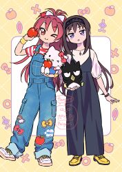  >_o 2girls :o absurdres akemi_homura apple artist_name badtz-maru bird black_hair black_overalls blue_overalls border bow circle closed_mouth commentary_request cross food fruit grid_background hair_ribbon hairband hand_up headband hello_kitty hello_kitty_(character) high_ponytail highres holding holding_food holding_fruit invisible_floor jewelry jitome leg_up long_hair looking_at_viewer mahou_shoujo_madoka_magica mahou_shoujo_madoka_magica_(anime) multiple_girls necklace one_eye_closed outside_border overalls pants pants_rolled_up penguin pocket poigori ponytail puffy_sleeves red_eyes red_hair red_ribbon red_shirt ribbon sakura_kyoko sanrio shirt shoelaces shoes short_sleeves smile speech_bubble standing striped_clothes striped_shirt suspenders two-tone_shirt violet_eyes watch watch watermark white_background white_ribbon white_shirt white_shoes wristband yellow_background yellow_shoes 