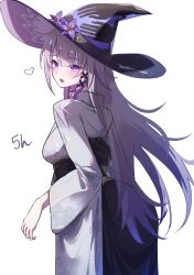 1girl absurdres alternate_costume black_hat breasts brown_hair commentary_request cowboy_shot flower grey_kimono hat hat_flower herta_(honkai:_star_rail) highres honkai:_star_rail honkai_(series) japanese_clothes kimono long_hair long_sleeves looking_at_viewer looking_back medium_breasts memeiradesuyo obi open_mouth sash simple_background solo the_herta_(honkai:_star_rail) very_long_hair violet_eyes white_background wide_sleeves witch_hat 