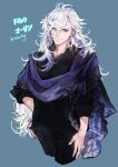  1boy ahoge black_shirt blue_background collared_shirt dogdogwanwan fate/grand_order fate_(series) hair_between_eyes hand_on_own_hip highres long_hair looking_at_viewer male_focus merlin_(camelot_&amp;_co)_(fate) merlin_(fate) official_alternate_costume purple_scarf scarf shirt signature simple_background smile solo very_long_hair violet_eyes 