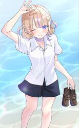  1girl alternate_costume arm_above_head asymmetrical_sidelocks black_shorts blonde_hair blunt_bangs blush brown_shoes choker chromatic_aberration collared_shirt commentary_request dot_nose double-parted_bangs feet_out_of_frame from_above grin hair_ornament hairclip highres holding holding_shoes holding_unworn_clothes hololive hololive_dev_is iridescent lens_flare loafers looking_at_viewer multicolored_hair o2mwnb9 ocean one_eye_closed outdoors penny_loafers purple_choker purple_streaks raised_eyebrow school_uniform shirt shoes short_hair short_sleeves shorts sidelocks smile solo streaked_hair sunlight todoroki_hajime two-tone_hair two_side_up unworn_shoes violet_eyes virtual_youtuber wading water white_shirt 