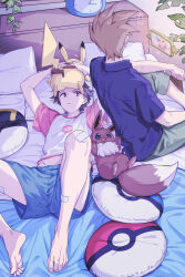  2girls 3girls 88_(einnimnech) bandaid bandaid_on_knee bandaid_on_leg baseball_cap black_shirt blue_oak blue_shorts brown_eyes brown_hair commentary_request eevee great_ball green_pants hat highres lab_coat lying male_focus midriff multiple_boys multiple_girls on_back on_bed open_mouth pants pikachu pillow plant poke_ball poke_ball_(basic) pokemon pokemon_(creature) pokemon_sun_and_moon potted_plant professor_oak red_(pokemon) rotom rotom_phone shirt short_hair shorts sitting smile spiky_hair ultra_ball white_shirt 
