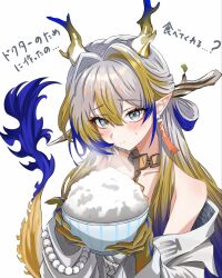  1girl arknights axgbc29 bare_shoulders beads blonde_hair blue_eyes blush bowl closed_mouth collarbone commentary_request dragon_girl dragon_horns dragon_tail earrings food grey_hair hair_between_eyes highres holding holding_bowl horns jacket jewelry long_hair long_sleeves multicolored_hair necklace off_shoulder pointy_ears purple_hair rice rice_bowl shu_(arknights) simple_background solo steam sweatdrop tail translation_request upper_body white_background white_jacket 
