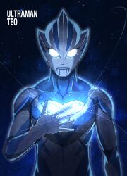  1boy absurdres alien blue_skin character_name collarbone color_timer colored_skin commentary compound_eyes dark_background dorsal_fin english_text giant giant_male glowing glowing_chest glowing_eyes hand_on_own_chest hand_up highres light_particles light_rays looking_at_viewer male_focus multicolored_skin nkeo no_pupils pectorals pointy_ears silver_skin solo spread_fingers straight-on tokusatsu toned toned_male two-tone_skin ultra_series ultraman_teo ultraman_teo_(series) upper_body white_eyes 